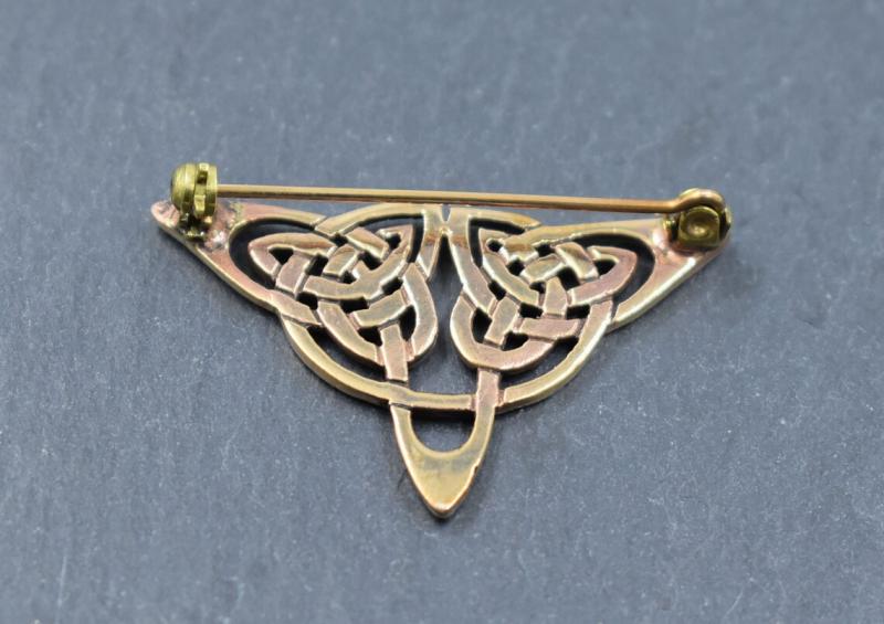 Rückseite der Keltische Brosche mit Triquetra aus Bronze